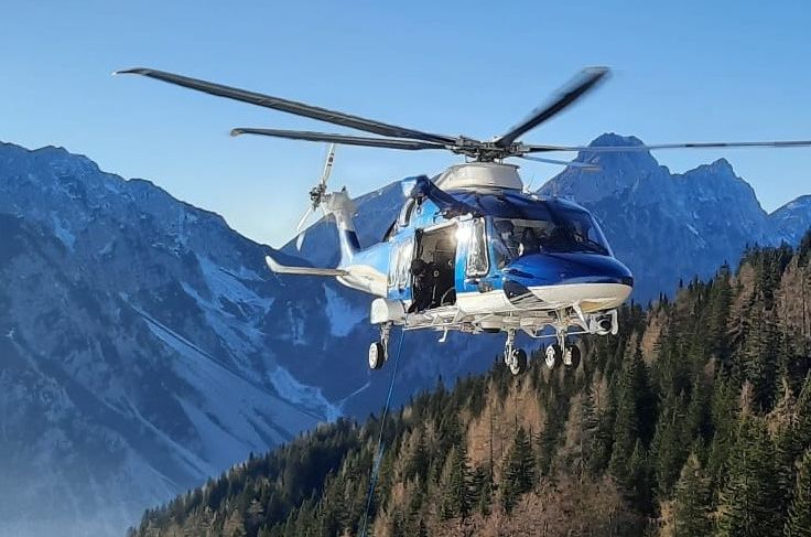 slika večnamenskega dvomotornega transportnega helikoptera - Leonardo Agusta Westland AW-169, S5-HPI v zraku