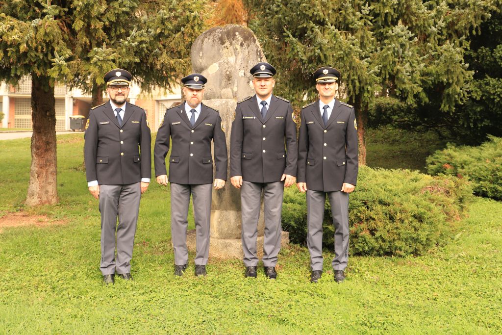 Koordinatorji duhovne oskrbe v policiji, skupinska slika. Z leve: Vene, Klobučar, Kramberger in dr. Erniša