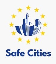 Logotip projekta Safe Cities - nekaj stiliziranih stolpnic v modri barvi, ki so obkrožene z rumenimi evropskimi zvezdicami