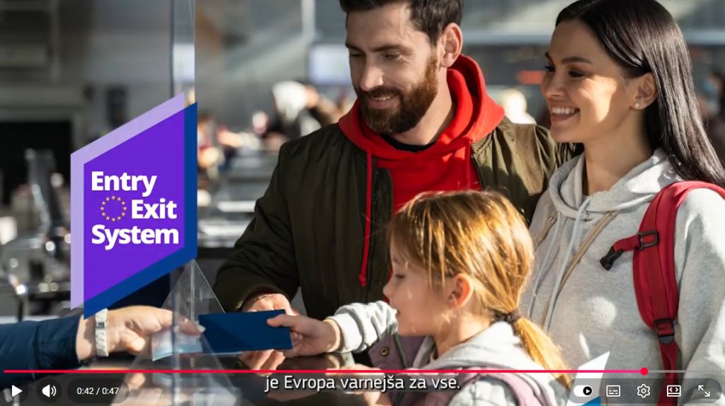 Slika družine med kontrolo potnih listov, na sliki je napis Entry Exit System.