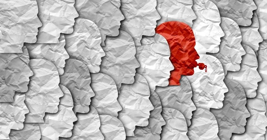 Med sivimi silhuetami obrazov izstopa obraz v rdeči barvi, ki žvižga na piščalko.