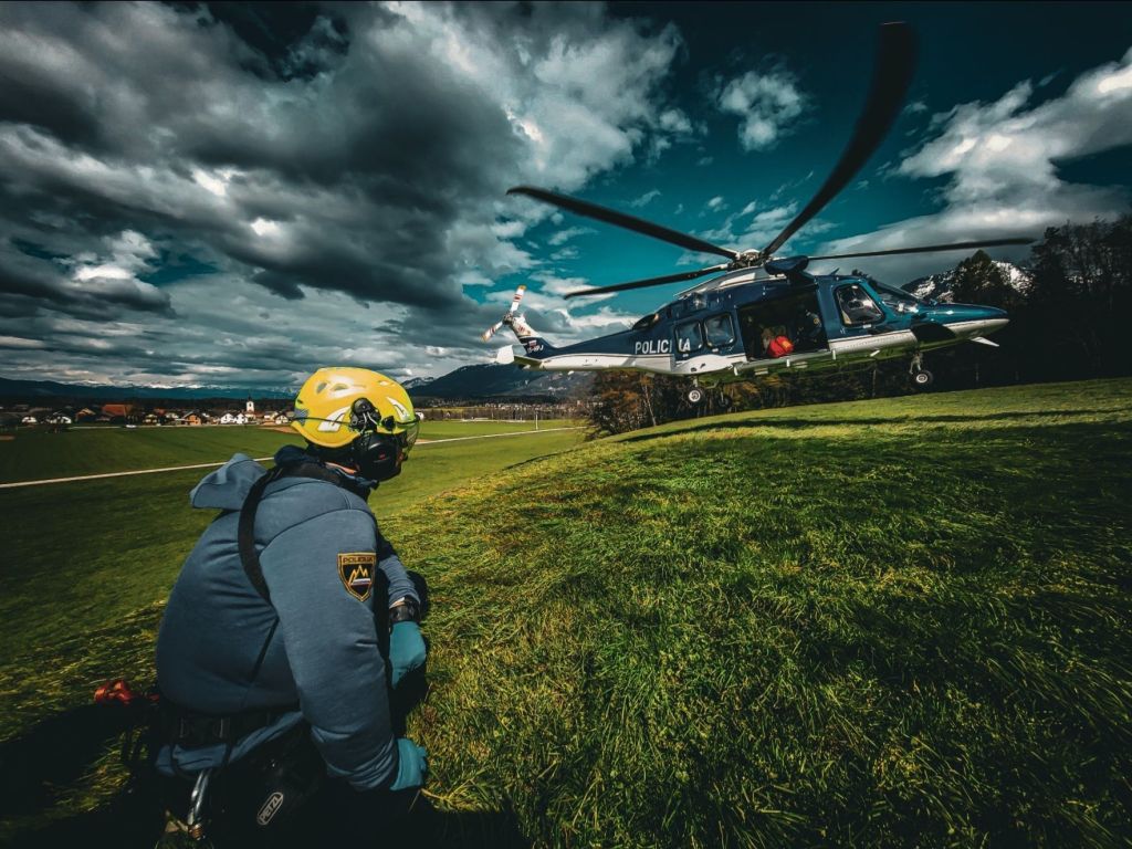 Helikopter Letalske policijske enote med pristajanjem na travniku