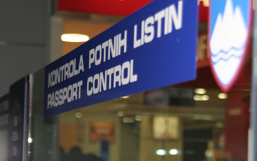 slika napisa na mejnem prehodu na letališču - Kontrola potnih listin
