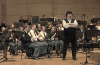 slika z nastopa orkestra na vaji s pevcem - 2004