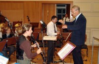 slika orkestra z gostujočim dirigentom - Roger Boutry - 2005