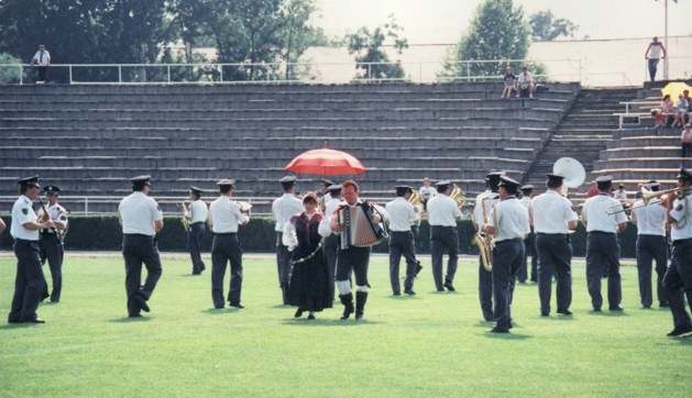 nastop Policijskega orkestra na športnem štadionu s parom v noši in s harmoniko, Budimpešta, Madžarska, 1994