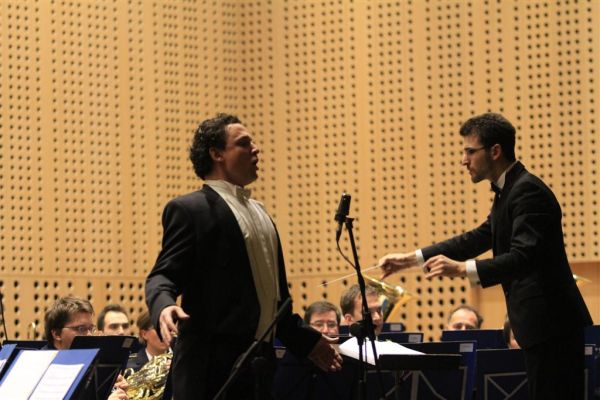 slika s koncerta Policijskega orkestra na Brdu s tenoristom in dirigentom