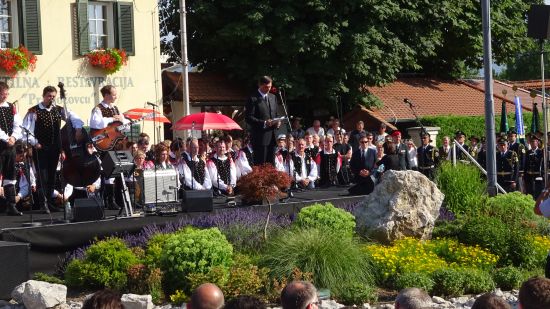 slika Policijskega orkestra na pogrebni slovesnosti