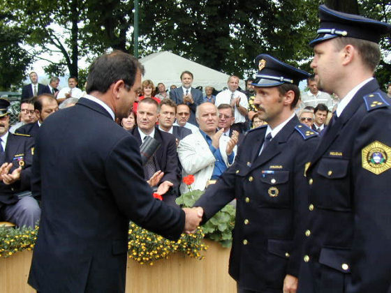 slika ministra za notranje zadeve pri podeljevanju priznanj za hrabro dejanje, Tacen, 2001