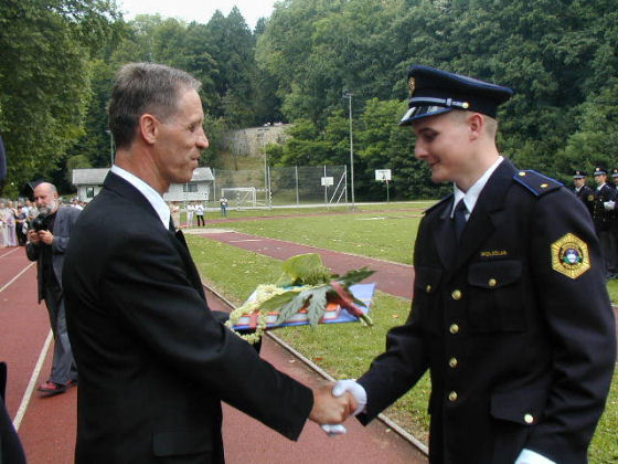 slika direktorja Policijske akademije pri podeljevanju knjižne nagrade najboljšim dijakom, Tacen, 2001