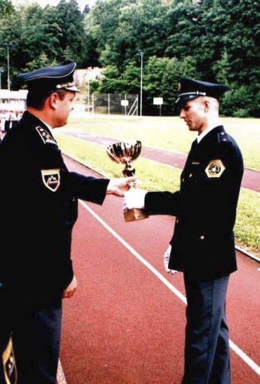 slika podeljevanja priznanja najboljšemu športniku, Tacen, 2001