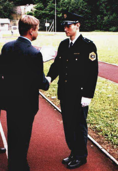 slika generalnega direktorja policije, ki podeljuje nagrado za najboljšega dijaka, Tacen, 2001