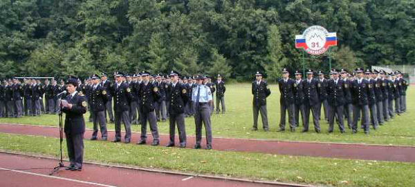 slika dijakov, ki so postali policisti na osrednji slovesnosti ob dnevu policije, Tacen, 2001