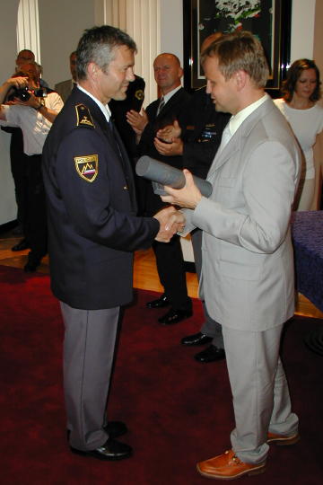 slika s podelitve priznanj na slovesnosti ob dnevu policije, Ljubljana, 2003