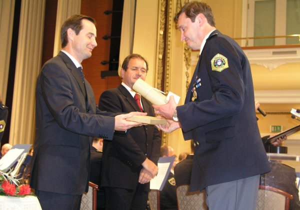 slika s podelitve priznanj na slovesnosti ob dnevu policije, Ljubljana, 2004