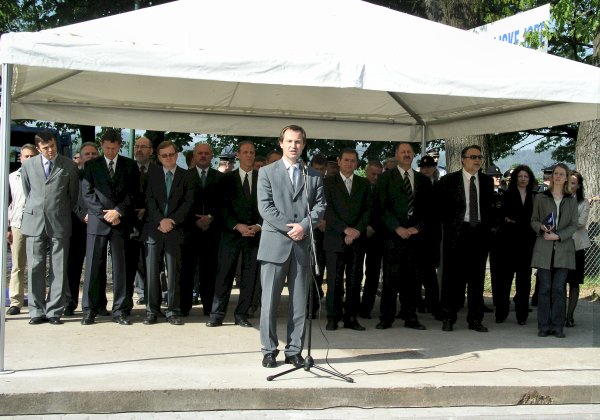 slika z odprtja policijskih iger - govor generalnega direktorja policije, Tacen 2004