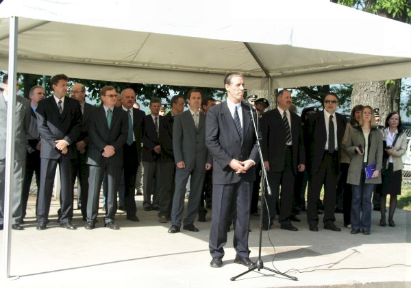 slika z odprtja policijskih iger - govor direktorja Policijske akademije, Tacen 2004