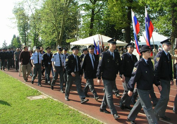 slika z odprtja policijskih iger - mimohod tekmovalcev in tekmovalk, Tacen 2004