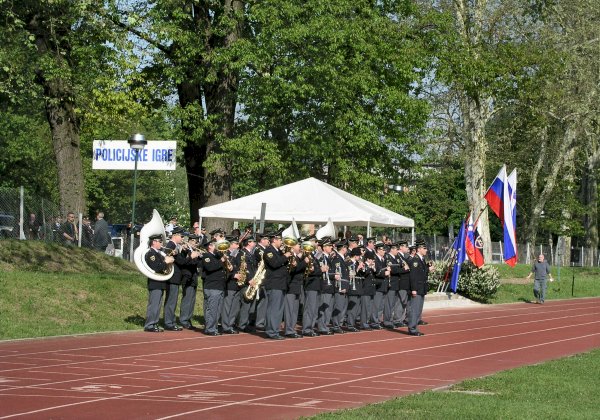 slika z odprtja policijskih iger - Policijski orkester je zaigral himno, Tacen, 2004