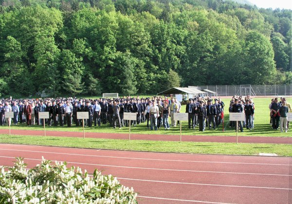 slika z odprtja policijskih iger - postrojitev ekip, Tacen, 2004