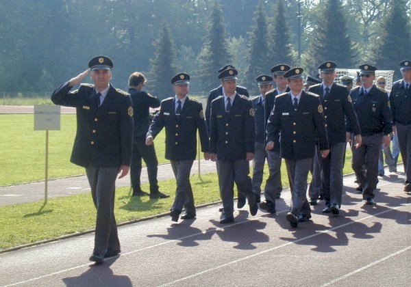 slika z odprtja policijskih iger - mimohod tekmovalcev in tekmovalk, Tacen 2004