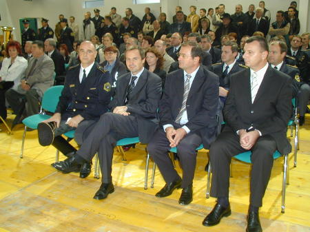 slika udeležencev slovesnosti ob 30-letnici Postaje konjeniške policije Ljubljana, 2004