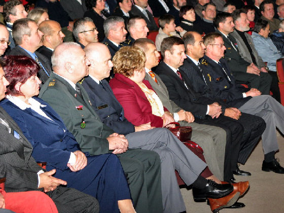 slika udeležencev slovesnosti ob dnevu združenja Sever, Lendava, 2005