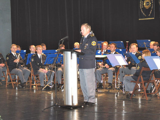 slika nagovora predsednika Združenja na slovesnosti, v ozadju orkester, Lendava, 2005