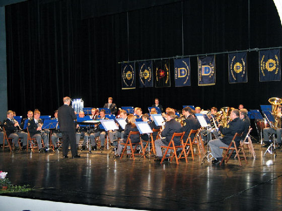 slika nastopa Policijskega orkestra z dirigentom na slovesnosti, Lendava, 2005