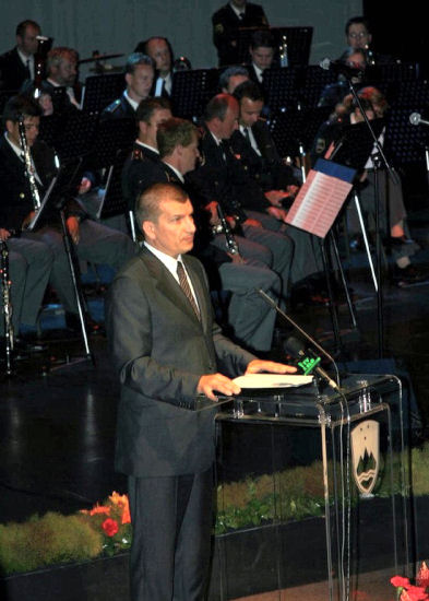 slika nagovora ministra za notranje zadeve na slovesnosti ob dnevu policije, Cankarjev dom, Ljubljana, 2005