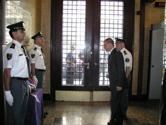 slika predstavnikov ministrstva, policije in združenja Sever ob slovesnosti v spomin padlim policistom, Ljubljana, 2005
