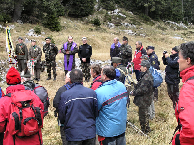 slika udeležencev slovesnosti v spomin na padle v prvi svetovni vojni, Krnsko jezero, 2006