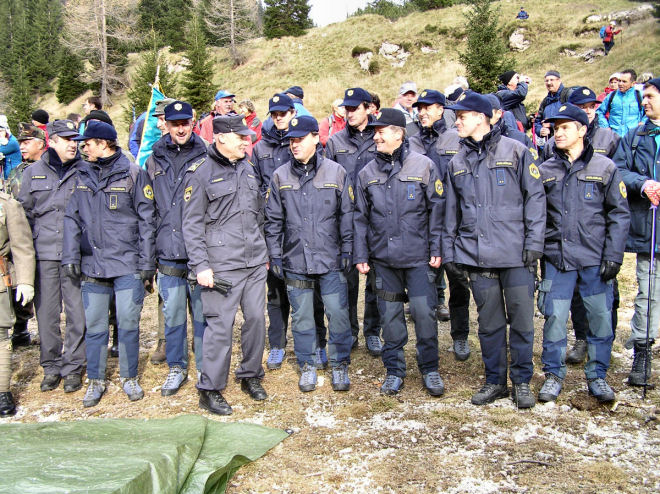 slika udeležencev slovesnosti v spomin na padle v prvi svetovni vojni, Krnsko jezero, 2006