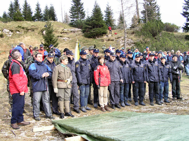 slika udeležencev slovesnosti v spomin na padle v prvi svetovni vojni, Krnsko jezero, 2006
