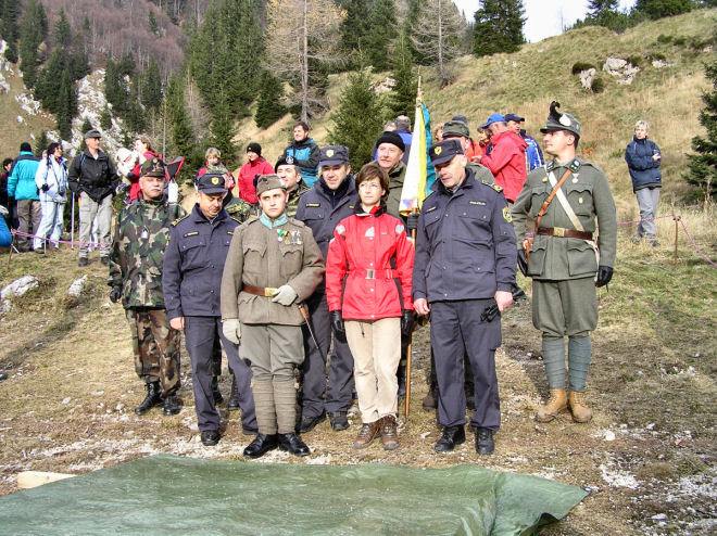 slika udeležencev slovesnosti v spomin na padle v prvi svetovni vojni, Krnsko jezero, 2006