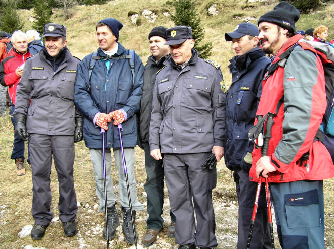 slika udeležencev slovesnosti v spomin na padle v prvi svetovni vojni, Krnsko jezero, 2006