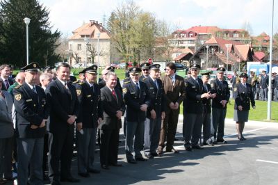 slika gostov na slovesnosti ob odprtju nove policijske postaje, Brežice 2007