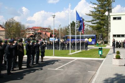 slika z nastopa Policijskega orkestra z iganjem himne na slovesnosti, Brežice, 2007