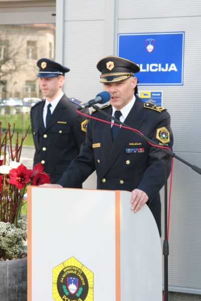 slika nagovora generalnega direktorja policije ob odprtju nove policijske postaje, Brežice 2007
