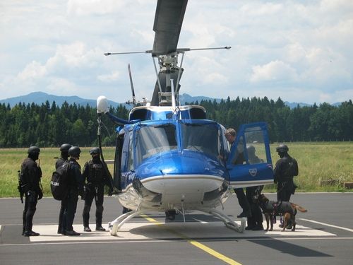 slika policijskega helikopterja za nujno medicinsko pomoč, Brnik, 2007