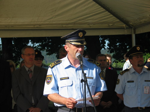 slika nagovora namestnika generalnega direktorja policije na slovesnosti, Tacen, 2007