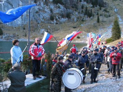 slika nastopa Policijskega orkestra na slovesnosti v spomin na padle v prvi svetovni vojni, Krnsko jezero, 2007