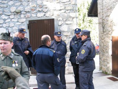 slika udeležencev slovesnosti v spomin na padle v prvi svetovni vojni, Krnsko jezero, 2007