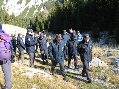 slika udeležencev slovesnosti v spomin na padle v prvi svetovni vojni, Krnsko jezero, 2007