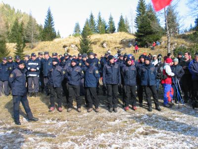 slika udeležencev slovesnosti v spomin na padle v prvi svetovni vojni, Krnsko jezero, 2007