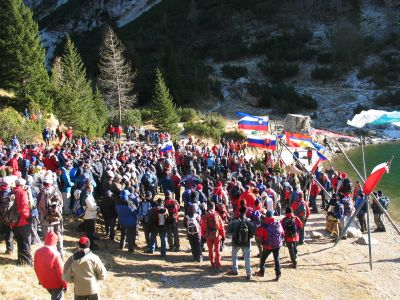 slika udeležencev slovesnosti v spomin na padle v prvi svetovni vojni, Krnsko jezero, 2007