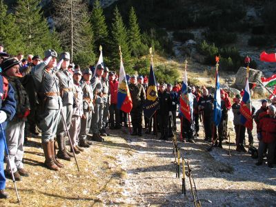 slika udeležencev slovesnosti v spomin na padle v prvi svetovni vojni, Krnsko jezero, 2007
