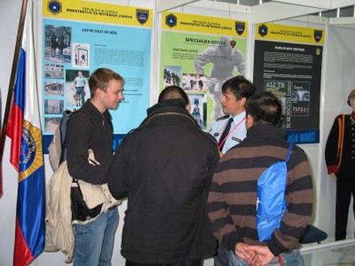 slika rastavnega prostora policije na Študentski areni, 2008 