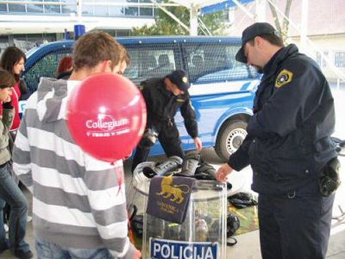 slika predstavitve policijskih enot, njihove opreme in vozil na Študentski areni, 2008