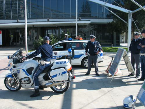 slika predstavitve policijskih enot, njihove opreme in vozil na Študentski areni, 2008